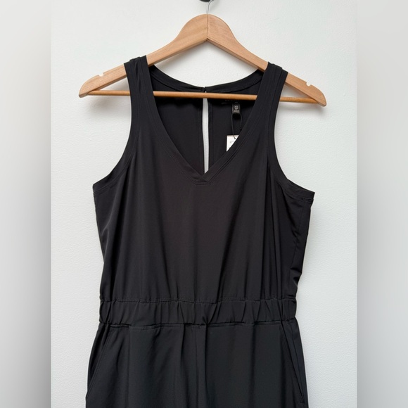 NWT Banana Republic Classic Black
V-Neck Sleeveless Cropped Jumpsuit XS - Picture 11 of 16